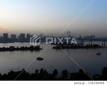 お台場から見た夕暮れのレインボーブリッジ 139198408