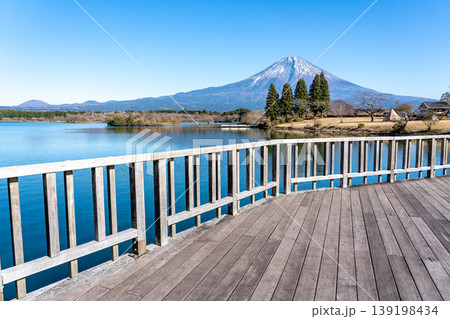 静岡県富士宮市 田貫湖キャンプ場の富士山の眺めとウッドデッキ 静岡県富士宮市 田貫湖キャンプ場の富士山の眺めとウッドデッキ 139198434