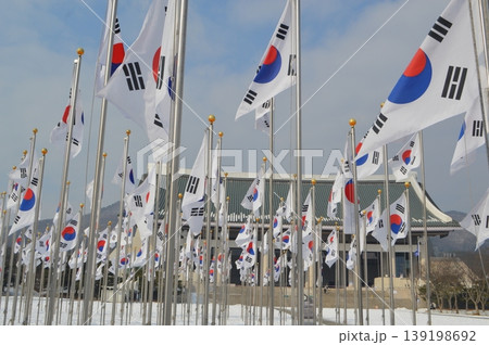 韓国　天安市　独立記念館に太極旗のはためく風景 139198692