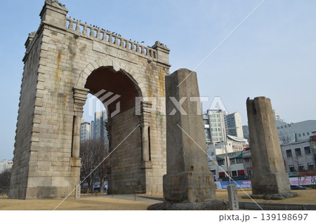 韓国 ソウル西大門区にある独立門 韓国 ソウル西大門区にある独立門 139198697