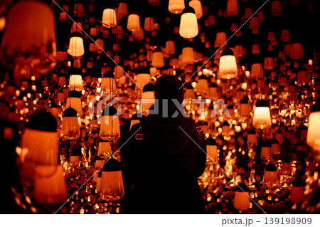 幻想的なランタンのあかりと人のシルエット 幻想的なランタンのあかりと人のシルエット 139198909