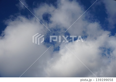青空に浮かぶ雲 青空に浮かぶ雲 139199058