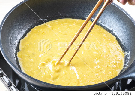 卵焼きの調理シーン 139199082