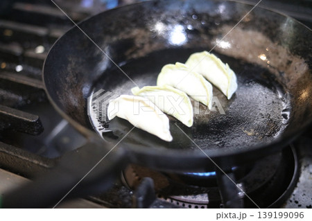 餃子を焼く様子 餃子を焼く様子 139199096