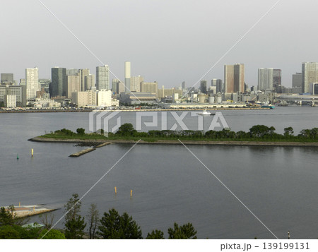 お台場から見た早朝の芝浦のビル群 139199131