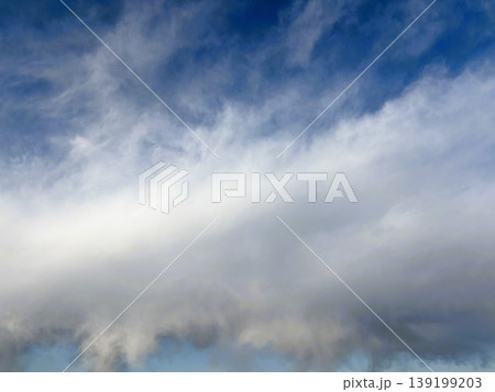 青空の下に広がるドラマチックな層雲 青空の下に広がるドラマチックな層雲 139199203