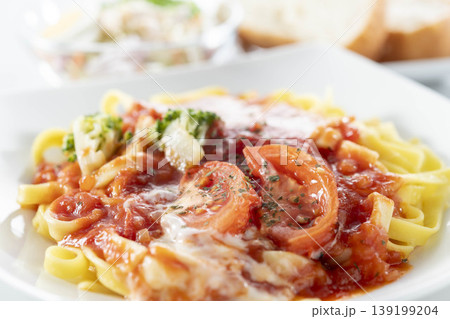 美味しいトマトソースパスタ 139199204