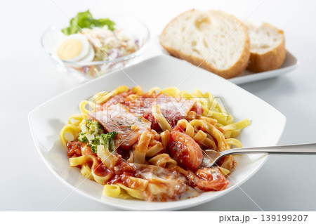 パスタとハムの盛り合わせ料理 139199207