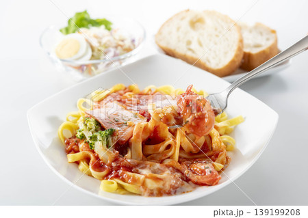 パスタとベーコンのトマトソース 139199208