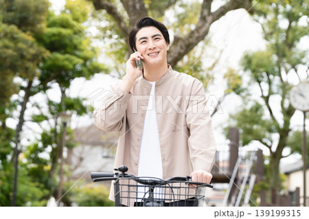 通話しながら自転車に乗っている男性　社会問題 139199315
