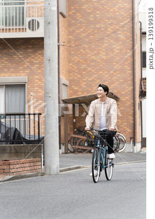 自転車に乗っている若い男性 139199318