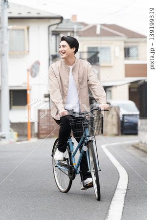 自転車に乗っている若い男性 自転車に乗っている若い男性 139199319