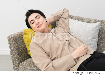 ソファーで昼寝をする若い男性　ライフスタイルイメージ 139199325