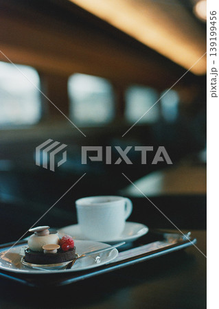 電車の食堂車でティータイム 139199456