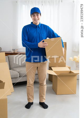 引っ越し業務を行う若い男性 ライフスタイルイメージ 引っ越し業務を行う若い男性 ライフスタイルイメージ 139199479