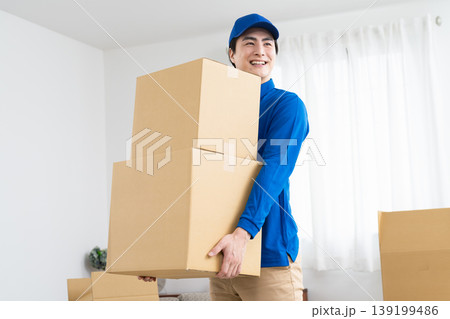 引っ越し業務を行う若い男性 ライフスタイルイメージ 引っ越し業務を行う若い男性 ライフスタイルイメージ 139199486