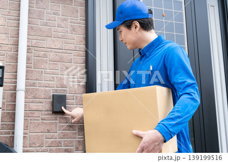 インターホンを鳴らす若い配達員　ライフスタイルイメージ 139199516