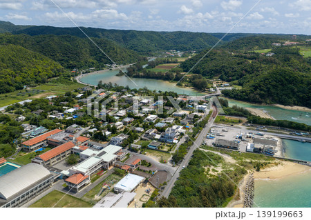 沖縄県名護市の汀間川流域と集落を空撮した晴天の日中の写真 139199663