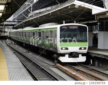 2017年屋根工事中の新橋駅に停車中の山手線 139199759