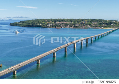 真夏のエメラルドグリーンの海に延びる古宇利大橋と古宇利島を上空から捉えた8月の写真 真夏のエメラルドグリーンの海に延びる古宇利大橋と古宇利島を上空から捉えた8月の写真 139199823