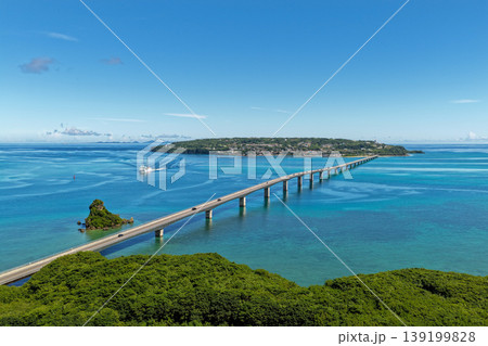 真夏のエメラルドグリーンの海に延びる古宇利大橋と古宇利島を上空から捉えた8月の写真 真夏のエメラルドグリーンの海に延びる古宇利大橋と古宇利島を上空から捉えた8月の写真 139199828