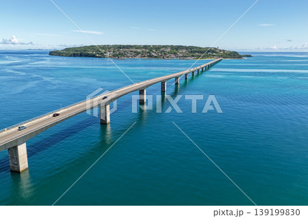 真夏のエメラルドグリーンの海に延びる古宇利大橋と古宇利島を上空から捉えた8月の写真 真夏のエメラルドグリーンの海に延びる古宇利大橋と古宇利島を上空から捉えた8月の写真 139199830