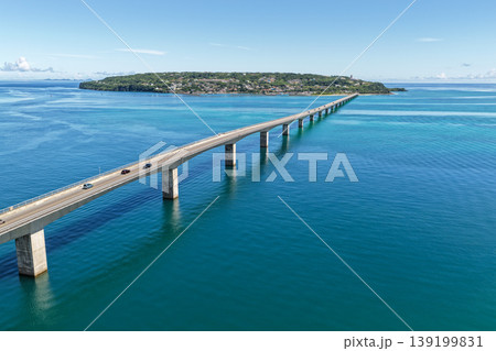 真夏のエメラルドグリーンの海に延びる古宇利大橋と古宇利島を上空から捉えた8月の写真 真夏のエメラルドグリーンの海に延びる古宇利大橋と古宇利島を上空から捉えた8月の写真 139199831