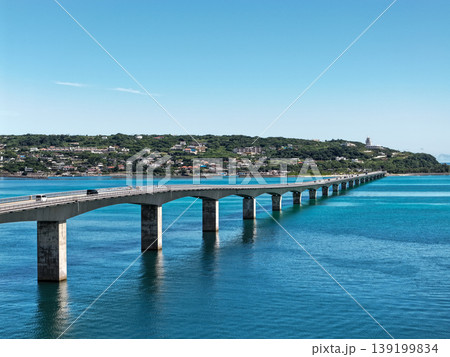 真夏のエメラルドグリーンの海に延びる古宇利大橋と古宇利島を上空から捉えた8月の写真 真夏のエメラルドグリーンの海に延びる古宇利大橋と古宇利島を上空から捉えた8月の写真 139199834