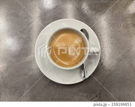 白いカップに注がれたコーヒーの俯瞰の構図 白いカップに注がれたコーヒーの俯瞰の構図 139199851