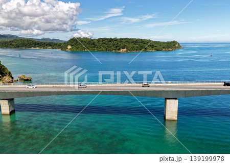 古宇利大橋越しに望むエメラルドブルーの海と対岸の島を真夏に空撮した写真 古宇利大橋越しに望むエメラルドブルーの海と対岸の島を真夏に空撮した写真 139199978