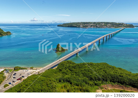 エメラルドブルーの海に伸びる古宇利大橋と古宇利島を真夏の空から捉えた写真 エメラルドブルーの海に伸びる古宇利大橋と古宇利島を真夏の空から捉えた写真 139200020