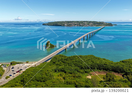 エメラルドブルーの海に伸びる古宇利大橋と古宇利島を真夏の空から捉えた写真 エメラルドブルーの海に伸びる古宇利大橋と古宇利島を真夏の空から捉えた写真 139200021