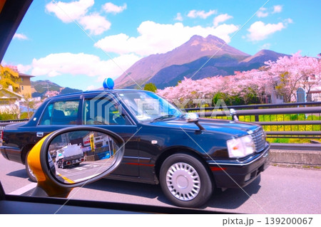 運転席からのタクシー&湯布院の風景 運転席からのタクシー&湯布院の風景 139200067