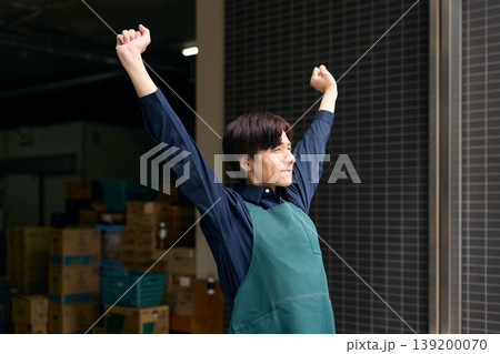 ストレッチするスーパーマーケットの店員 139200070