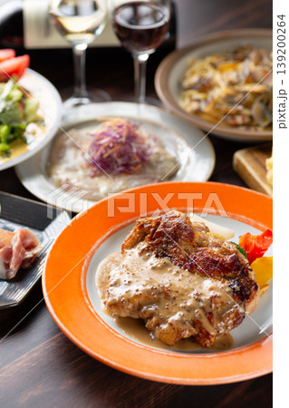 イタリアンの洋食屋のチキンステーキつきコース料理 139200264