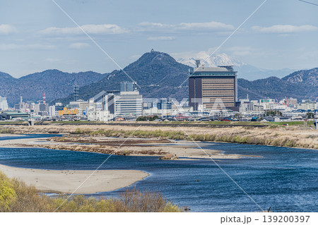 墨俣城歴史資料館から見た金華山岐阜城と木曽御嶽山 墨俣城歴史資料館から見た金華山岐阜城と木曽御嶽山 139200397