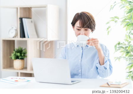 リビングでテレワークをするミドル女性。 リビングでテレワークをするミドル女性。 139200432