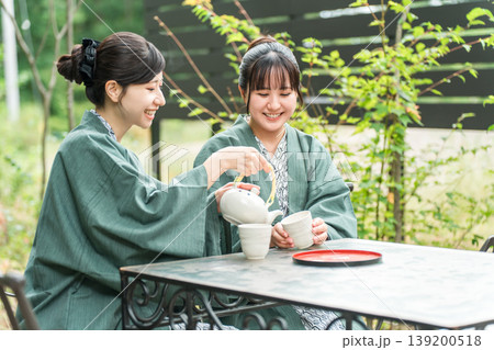 旅先で森林浴をしながらお茶を飲む浴衣姿の若いアジア人女性 旅先で森林浴をしながらお茶を飲む浴衣姿の若いアジア人女性 139200518