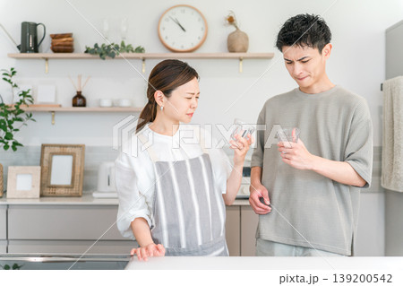 キッチンで水道水が不味くて困っている若いアジア人夫婦,カップル 139200542