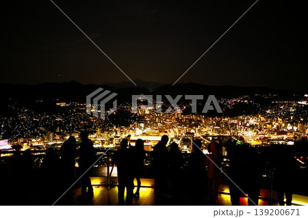 長崎の夜景と人影の風景 139200671