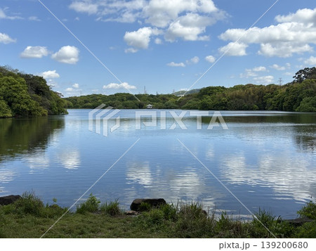 青空と湖面 139200680