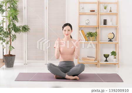 ヨガをする女性 139200910