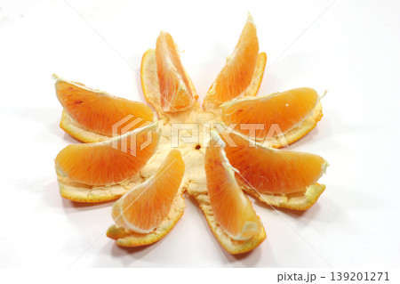 orange peeled and shelled yellow fruit orange peeled and shelled yellow fruit 139201271