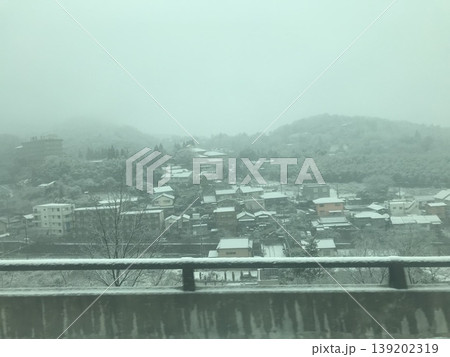 雪に覆われた日本の住宅街と冬の景色 139202319