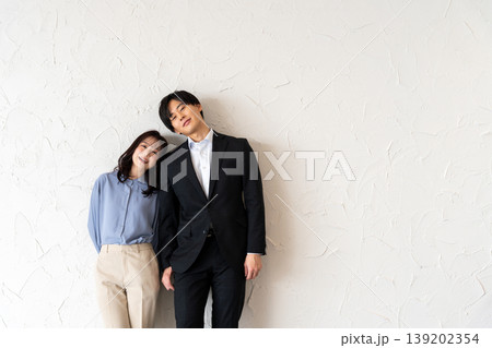 笑顔で寄り添う若い男女 139202354