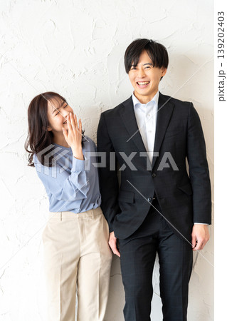 笑顔で寄り添う若い男女 笑顔で寄り添う若い男女 139202403