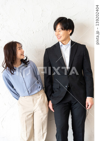 笑顔で寄り添う若い男女 139202404