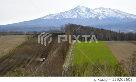 斜里岳山麓の丘を耕す 斜里岳山麓の丘を耕す 139202608