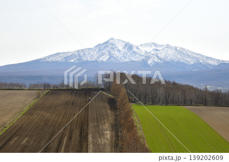 斜里岳山麓の丘を耕す 斜里岳山麓の丘を耕す 139202609