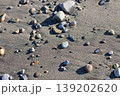 砂浜に打ち上げられた石 砂浜に打ち上げられた石 139202620